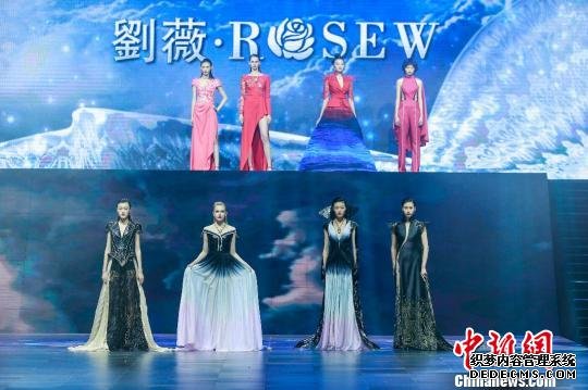 设计师刘薇以东方元素为设计灵感，以时尚科技跨界进行大胆探索 时尚？北京组委会供图 摄