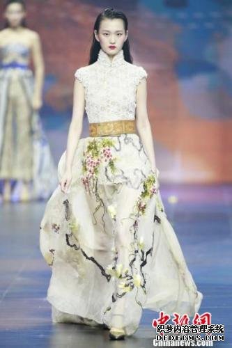 擅长中西合璧的设计师劳伦斯·许用时装作品展现中国传统文化魅力 时尚·北京组委会供图