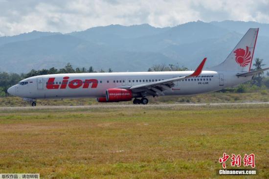 据今日俄罗斯(RT)援引飞行跟踪服务机构Flightradar24消息称，据该客机初步飞行数据显示，在信号传输中断之前，飞机的飞行高度和速度都有所下降。据该机构提供的数据显示，这架飞机似乎是在印尼海岸附近坠海，当信号消失时，飞机的飞行高度是3650英尺(约合1112米)。图为狮航资料图。