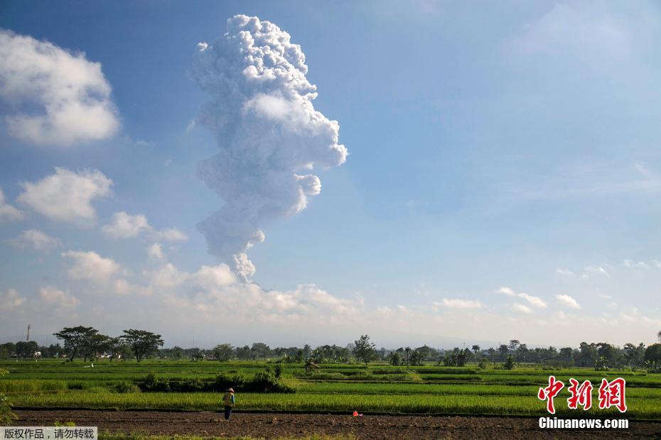 印尼默拉皮火山再度喷发 喷出蒸汽高达6000米