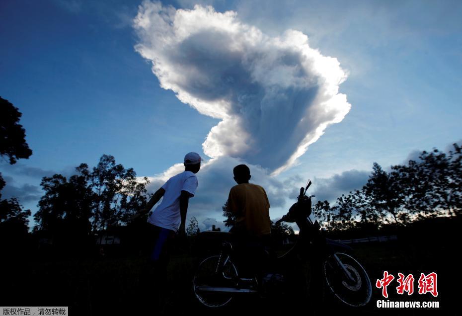 印尼默拉皮火山再度喷发 喷出蒸汽高达6000米