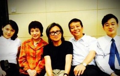 佟大为晒与赵薇合影 因肚大被调侃是怀孕