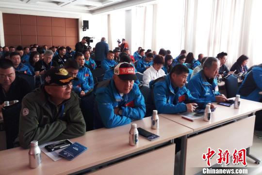 图为参赛的车手和媒体记者进行赛前培训。　冯抒敏 摄