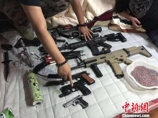 警方缴获的枪支。警方供图