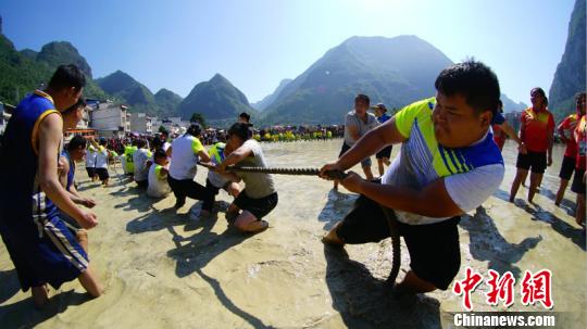 图为“泥地拔河”比赛现场 米儒聪 摄