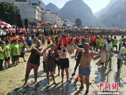 图为参赛选手在“浑水抢鸭”现场 米儒聪 摄
